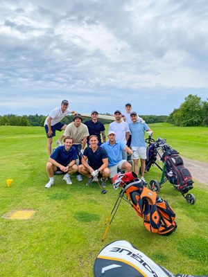 Golfers op een baan van de Hollandsche Golfclub
